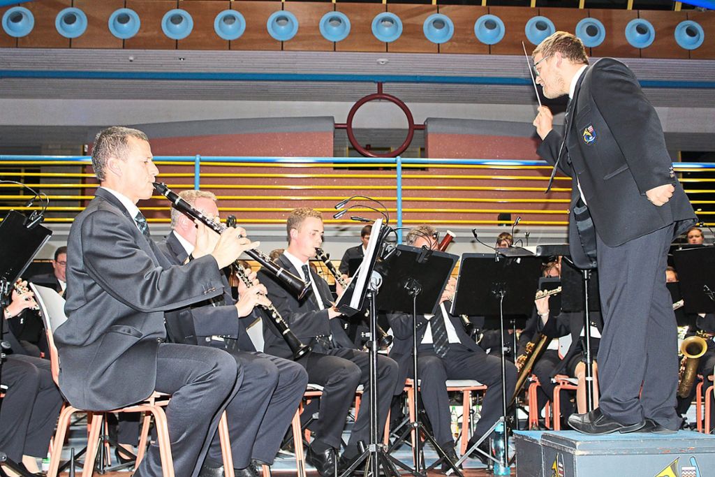 Dirigent Markus Kurz  leitet  die Geislinger Musiker  beim Jahreskonzert in der Schlossparkhalle.  Fotos: Dillmann