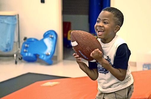 Der achtjährige Zion Harvey spiel nun auch mit Bällen. Foto: Children·s Hospital of Philadelp