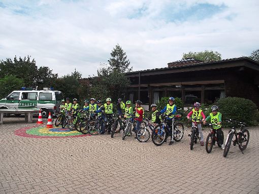 Die Kinder waren alle mit Helmen ausgestattet und hatten von der Polizei obendrein noch gelbe Warnwesten mit Startnummern erhalten. Foto: Schwarzwälder-Bote