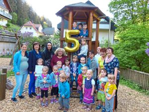 Jubel herrscht im Kindergarten St. Sebastian in Nußbach. Die Einrichtung erhält landesweit als erste die nunmehr fünfte Auszeichnung für ihr  Projekt Haus der kleinen Forscher. Foto: Dold Foto: Schwarzwälder Bote