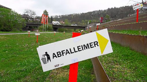 Hinweisschilder gegen Müllferkel in mehreren Landessprachen gab es auf der Naturtreppe am Neckarufer zu bestaunen.  Foto: Ganswind Foto: Schwarzwälder-Bote