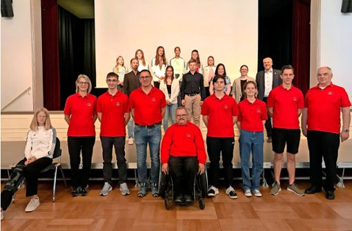 Bei der Sportlerehrung im Kurhaus in  Schömberg ehrte  Bürgermeister Matthias Leyn (Dritter von rechts) die besten Sportler des vergangenen Jahres. Foto: Günther Wallburg