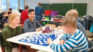 Auch Schach spielen konnten die Schüler bei den Projekttagen im Alpirsbacher Progymnasium.  Foto: Willstumpf Foto: Schwarzwälder Bote