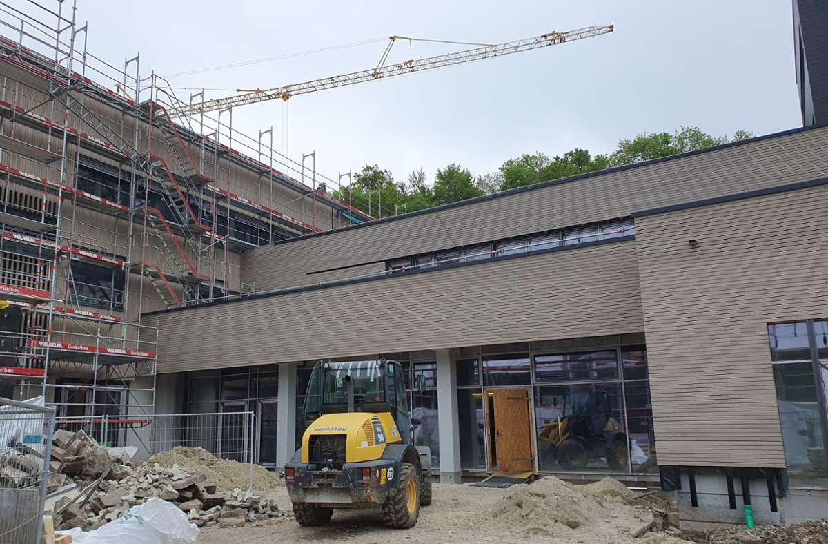 Vor dem Eingang zum Progymnasium Tailfingen herrscht noch Baustelle pur. Foto: Roth