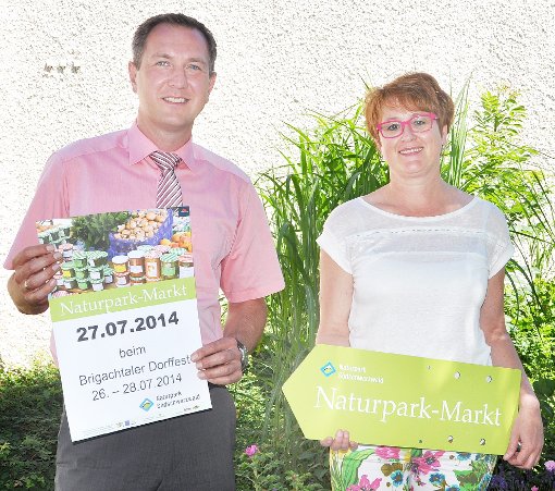 Bürgermeister Michael Schmitt und Annette Hengstler freuen sich darüber, dass es gelang, das bevorstehende Brigachtaler Dorffest mit einem Naturpark-Markt zu ergänzen.  Foto: Kaletta Foto: Schwarzwälder-Bote