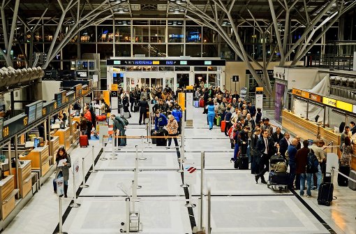 Ihre Flüge sind ausgefallen, dennoch stehen Passagiere  am Donnerstag  vor dem Eurowings-Schalter im Lufthansa-Sektor in Terminal 1 Schlange. Foto: 7aktuell.de/Rafal Niewienda