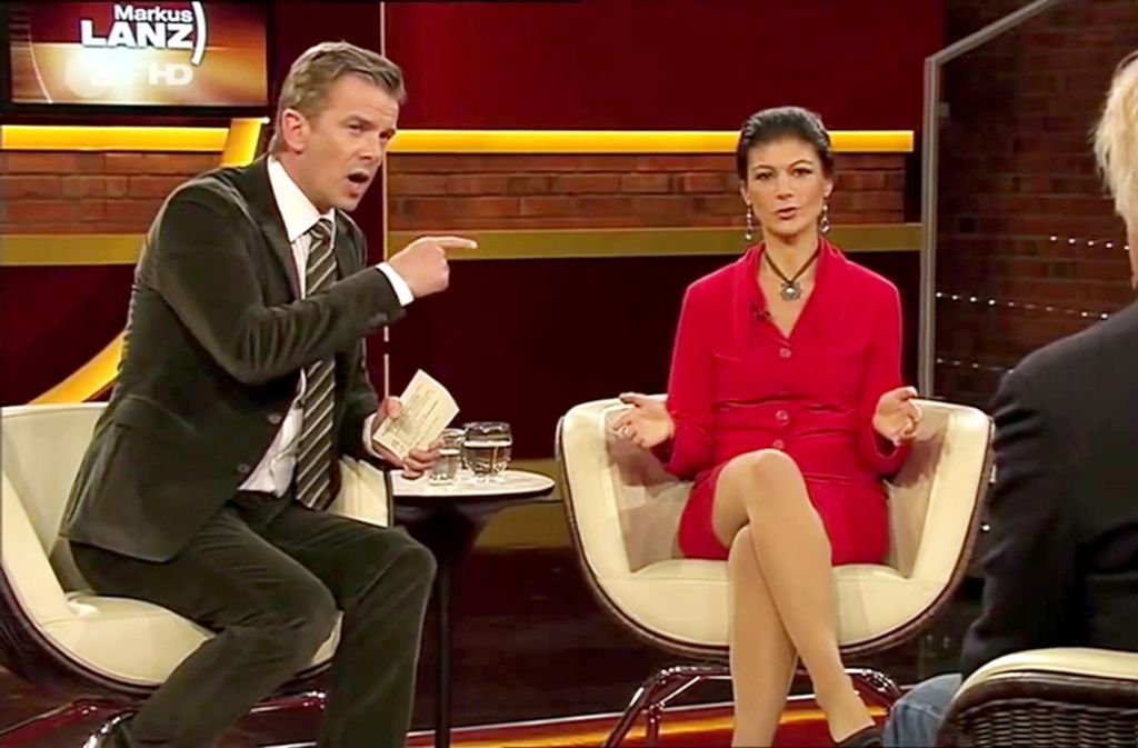 Typische Sitz- und Handbewegung: Der Screenshot zeigt eine Szene aus der Sendung „Markus Lanz“ vom 16.01.2014, in der sich Moderator Lanz (l) mit der Linken-Politikerin Sahra Wagenknecht  unterhält.