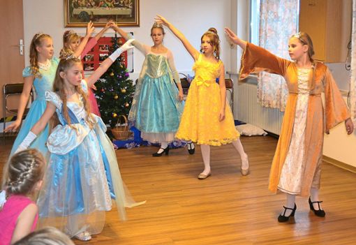 Bei der Aufführung Das Zauberbuch werden die kleinen Ballerinas der Jugendkunstschule zu Prinzessinnen.  Foto: ah Foto: Schwarzwälder Bote