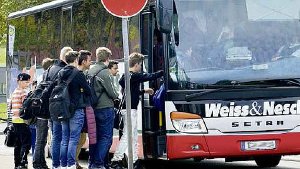 Schüler klagen über überfüllte Busse
