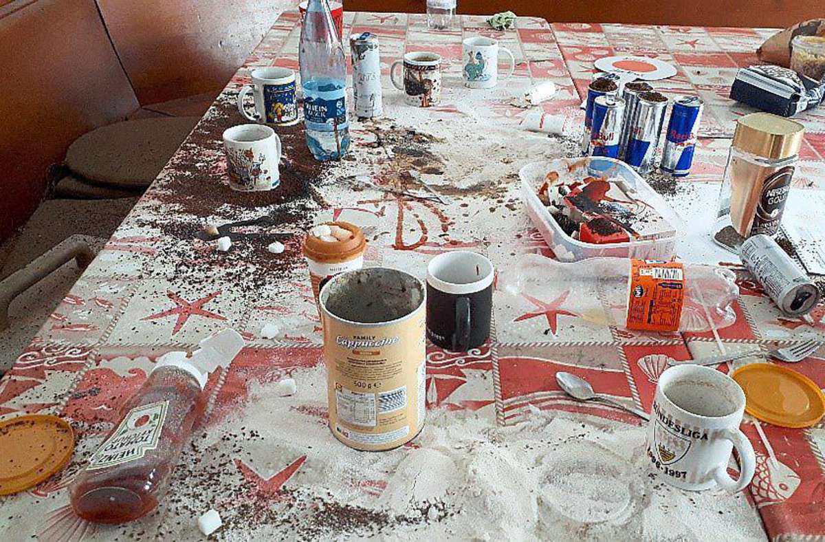 Mit Kaffeepulver, Ketchup, Zucker und anderen Lebensmitteln haben die bislang unbekannten Tunichtgute den Aufenthaltsraum der Bauarbeiter im Kloster verschmiert. Foto: Günzel