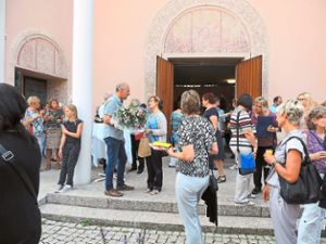 Die Gemeindereferentin Birgit Kurzbach nimmt vor der Kirche zahlreiche Glückwünsche entgegen. Unter den Gratulanten ist auch  Gerald Sandner (links), Vorsitzender des Pfarrgemeinderats.  Foto: Paskal Foto: Schwarzwälder-Bote