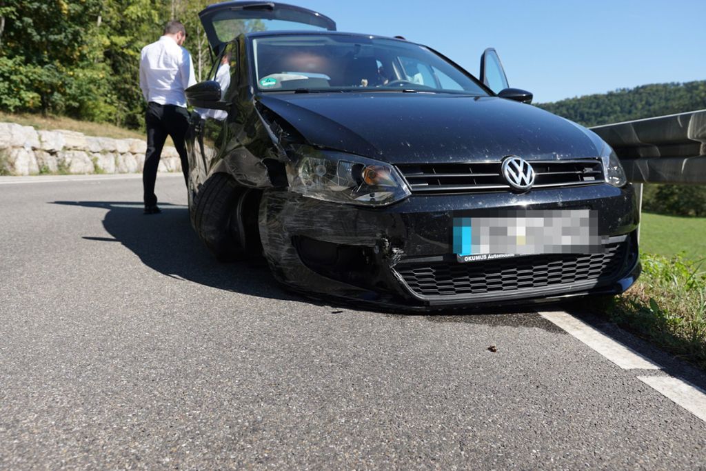 Dieser Polo rammt die Stützmauer an der Bundesstraße 14 bei Horb Dettingen. Die junge Fahrerin bleibt unverletzt.
