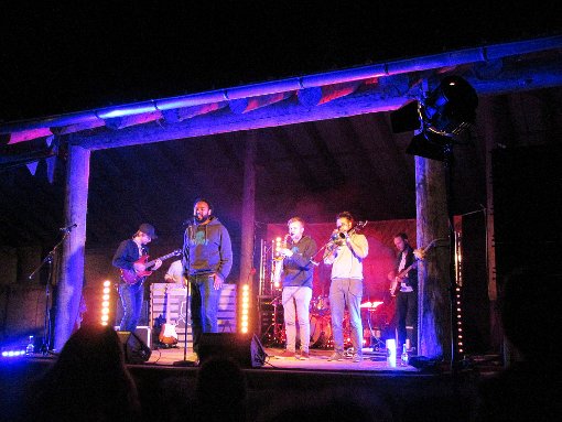 Mit funkigen Melodien begeisterte die Band Fatcat die Zuhörer auf dem Hofbauernhof. Foto: Wolf Foto: Schwarzwälder-Bote
