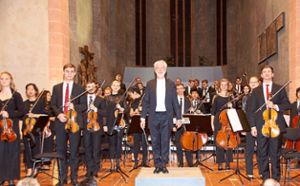 Begeisterte in Villingen: die Junge Deutsche Philharmonie mit ihrem Dirigenten Jukka-Pekka Saraste.   Foto: Limberger Foto: Schwarzwälder-Bote