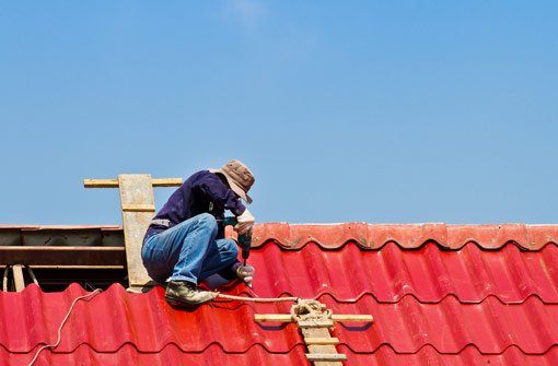Bei Arbeiten am Dach stürzte der 58-Jährige drei Meter in die Tiefe. (Symbolfoto) Foto: Ta Khum/ Shutterstock