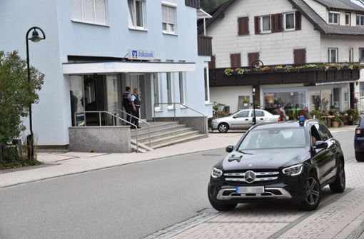 Insgesamt sechs Beamte der Polizei waren nach Tennenbronn zu einem Alarm bei der Volksbank ausgerückt. Foto: Wegner