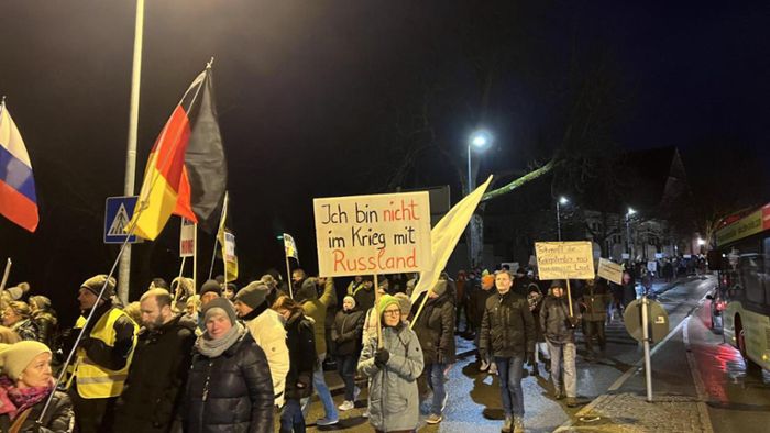 Protest-Marsch in Rottweil: Hunderte demonstrieren gegen Waffenlieferungen und Strack-Zimmermann