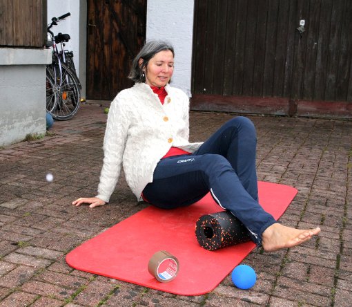 Mit Entspannungsübungen will Christiane Potschaske die Teilnehmer auf den Nach-Silvesterlauf vorbereiten. Foto: Hübner Foto: Schwarzwälder-Bote