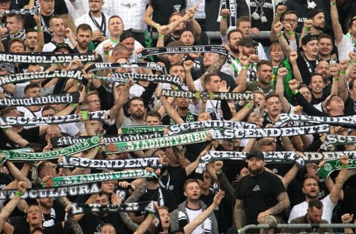 Fans von Borussia Mönchengladbach Foto: dpa/Federico Gambarini