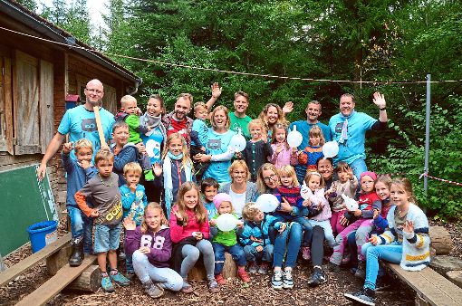 Beim Eröffnungsfest des Waldkindergartens   feierten Eltern, Kinder und Erzieherinnen in bester Stimmung.  Foto: Bausch Foto: Schwarzwälder-Bote