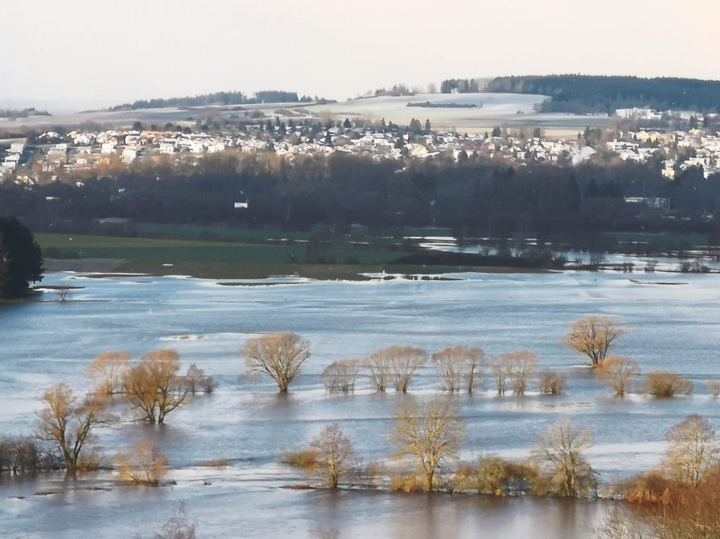 Die junge Donau zwischen Donaueschingen und Pfohren ist über ihre Ufer getreten und präsentiert sich in diesen Tagen fast schon als Seenplatte. Das Foto wurde von einem Parkplatz oberhalb von Pfohren in Richtung Immenhöfe geschossen, wo zwei Wanderwege ihren Ausgang haben.
