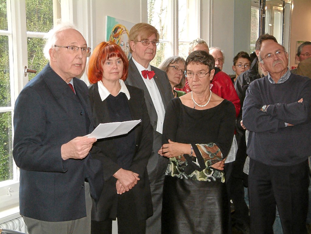Günther Kälberer (links) führte in der Villa Eugenia in das Werk von Bettina Casabianca und Marlene Barth-Domon ein.  Foto: Beyer Foto: Schwarzwälder-Bote