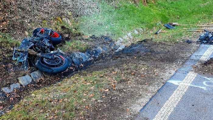 Motorrad geht bei Unfall auf Schwarzwaldhochstraße in Flammen auf 