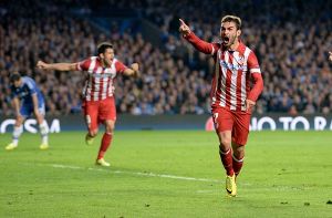 Adrian Lopez (Mitte) hat Grund zum Jubeln. Der große Außenseiter Atlético entzauberte am Mittwochabend beim 3:1 den FC Chelsea. Foto: EPA