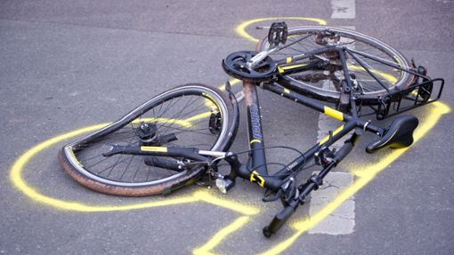 Die Radfahrer sollen zusammengestoßen sein, weil einer zu weit in der Mitte fuhr. (Symbolfoto) Foto: picture alliance/dpa/Daniel Naupold