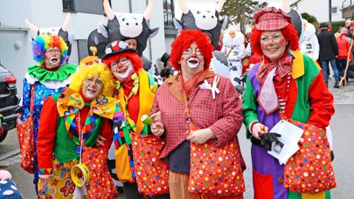 Die Clowngruppe hat am Kinderumzug in Dauchingen am Schmotzigen Donnerstag ihren Spaß. Foto: Rainer Bombardi