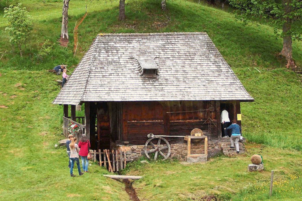 Malerisch liegt die Linacher Mühle beim Hinterbauernhof in einem kleinen Seitental. Viele Besucher aus nah und fern kommen am Mühlentag hierher. Fotos: Heimpel