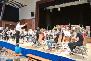 Mit mitreißenden Stücken rockte das Jugendorchester die Schwarzwaldhalle.  Fotos: Braun Foto: Schwarzwälder Bote