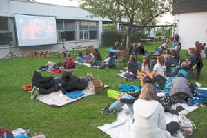 Gut gefüllt waren die Plätze bei der ersten Open-Air-Kinonacht des Kinder- und Jugendbüros  im Schulzentrum. Foto: Kost
