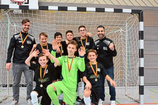 Die D-Junioren des FC 08 Villingen feiern den Meistertitel. Foto: Herrmann Foto: Schwarzwälder Bote