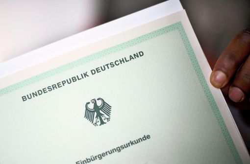 Das Objekt der Begierde für viele Menschen aus dem Ausland: die deutsche Einbürgerungsurkunde. Foto: Stratenschulte