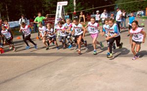 Massenstart der jüngeren Läuferinnen – sie haben 1,7 Kilometer Crosslauf mit zwei Schießeinlagen vor sich. Foto: Schwarzwälder Bote