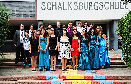 Geschafft: Die Absolventen der Schalksburgschule Albstadt-Ebingen mit ihrem Klassenlehrer Franz Leitermann.  Foto: Schalksburgschule