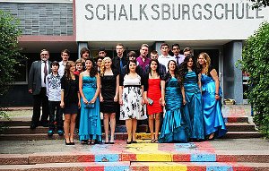 Geschafft: Die Absolventen der Schalksburgschule Albstadt-Ebingen mit ihrem Klassenlehrer Franz Leitermann.  Foto: Schalksburgschule