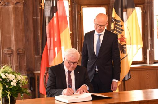 Bundespräsident Frank-Walter Steinmeier trägt sich im historischen Ratssaal ins Goldene Buch der Stadt Rottweil ein. Foto: Nädele