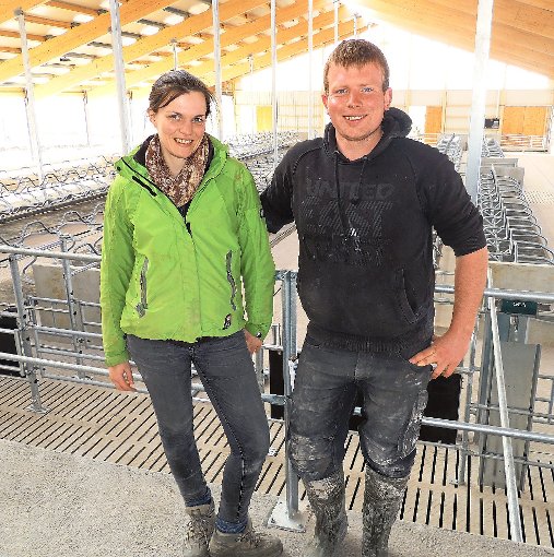 Maraike Goebel und Lothar Seiffert freuen sich nach ihrem Studium, im neuen Milchviehstall auf dem Wiesenackerhof agieren zu können. Foto: Bombardi Foto: Schwarzwälder-Bote