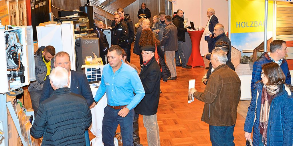 Die Fachmesse Haus-Bau-Energie in den Donauhallen ist auch in der 15. Auflage gut besucht. Über 3000 Besucher informieren sich am Wochenende rund um das Thema Bauen und Modernisieren.