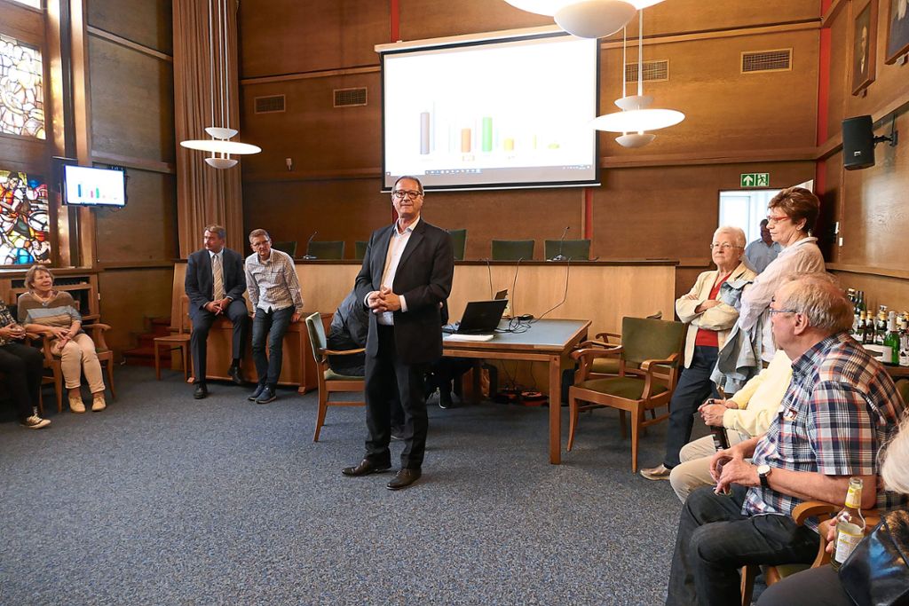 Oberbürgermeister Jürgen Roth begrüßt neue und alte Stadträte im Schwenninger Rathaus nach der Bekanntgabe des Wahlergebnisses. Fotos: Streck