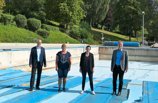 Kein Wasser mehr ist im Schwimmerbecken, die Vorarbeiten haben begonnen.   Auf den Neustart im nächsten Jahr freuen sich Gerd Hieber (von links), Melanie Alt, Kathrin Richter-Hönes und Markus Huber. Foto: Kopf