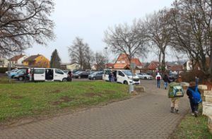 Wie Eltern die Situation am Parkplatz Martinstraße bewerten, wollten wir wissen... Foto: Stopper