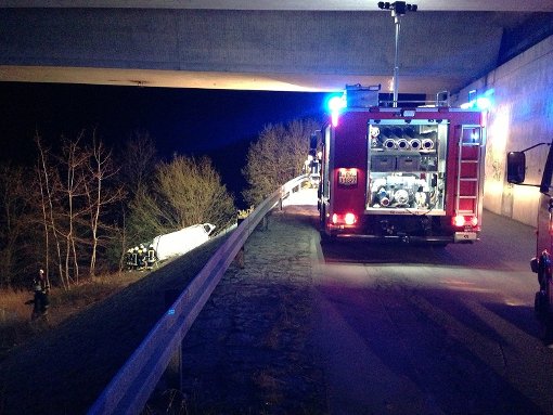 Viel zu tun  gab es für die Rettungskräfte am Dienstagabend beim Unfall an der Autobahnbrücke. Foto: Feuerwehr