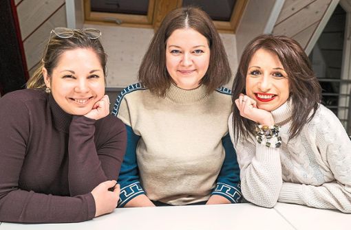 Ljudmyla Rebryna (Mitte), begleitet von Anna Weinbender (links) und Tetyana Kruckau vom Nagolder AK Ukraine, die für die Geflüchtete übersetzten. Foto: Fritsch