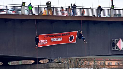 Nicht nur auf der Europabrücke wurde protestiert. Direkt über der Landesgrenze seilten sich  Kletterer aus Deutschland und Frankreich ab und hissten ein Banner. Foto: Letzte Generation