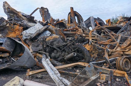 Ein komplett verbranntes Motorrad steht in den Ruinen des Schrauber-Paradieses Eutingen. Bekommt man von der Versicherung Geld zurück? Foto: Lück