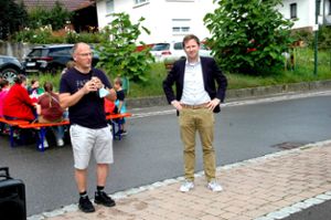 Ortsvorsteher Gerd Eberwein (links) und Sebastian Allhoff vom Planungsbüro pesch partner (Im Hintergrund Mitarbeiter von Ratzgiwatz mit Kindern). Foto: Ullrich