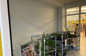 An der Krachenfels-Filiale im Netto-Markt in Aichhalden ist der Rolladen geschlossen. Sie ist vorläufig zu. Foto: Wegner